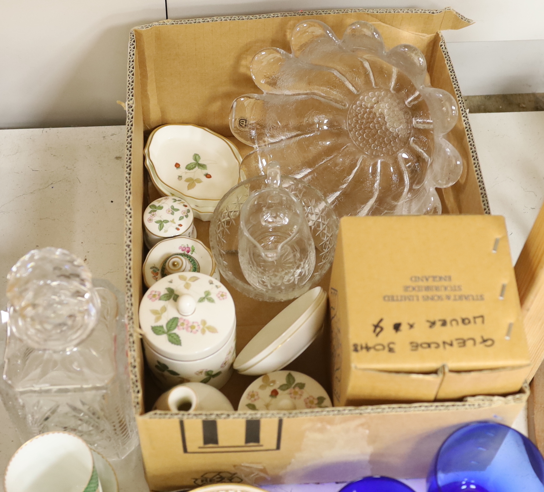 Mixed ceramic tableware, a lead crystal decanter, etc.